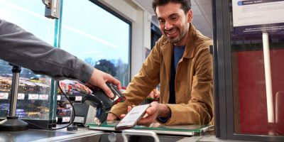 Man laat medewerker zijn Q8 app scannen