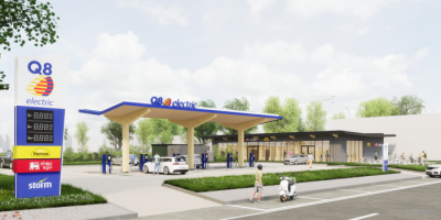 Q8 electric | Een Q8 electric Storm oplaadstation met mensen en een paar auto's op de parking.