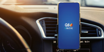 Q8 electric app logo in het groot met een blauwe achtergrond op een smartphone op een GPS houder.  